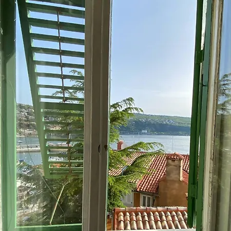 10 M From The Sea Опатія