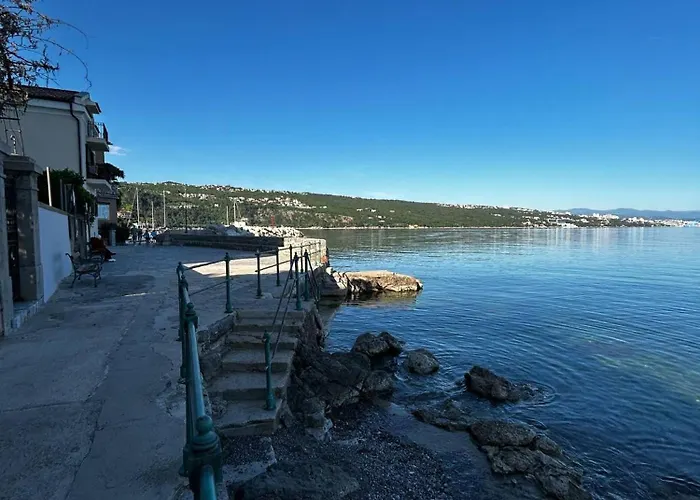 10 M From The Sea 4*